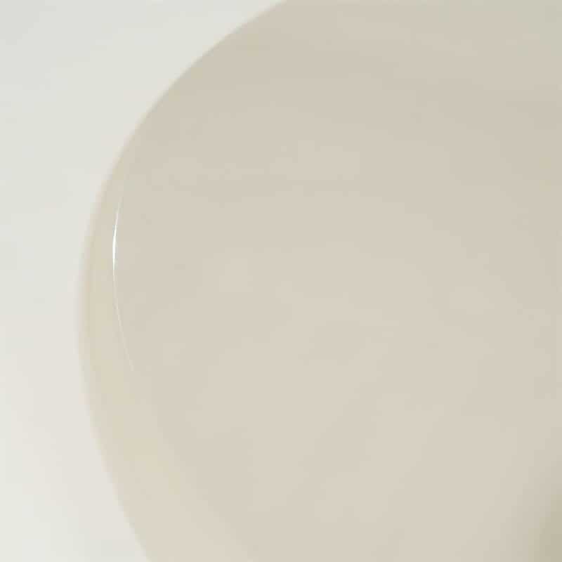 Schlichter, weißer Esstisch von Mokana Möbel, perfekt für moderne Esszimmer und stilvolle Einrichtungen.