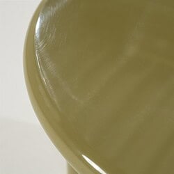 Eine Nahaufnahme eines grünen Möbelstücks von Mokana Meubelen mit glänzender Oberfläche, die die glatte und edle Verarbeitung unterstreicht.