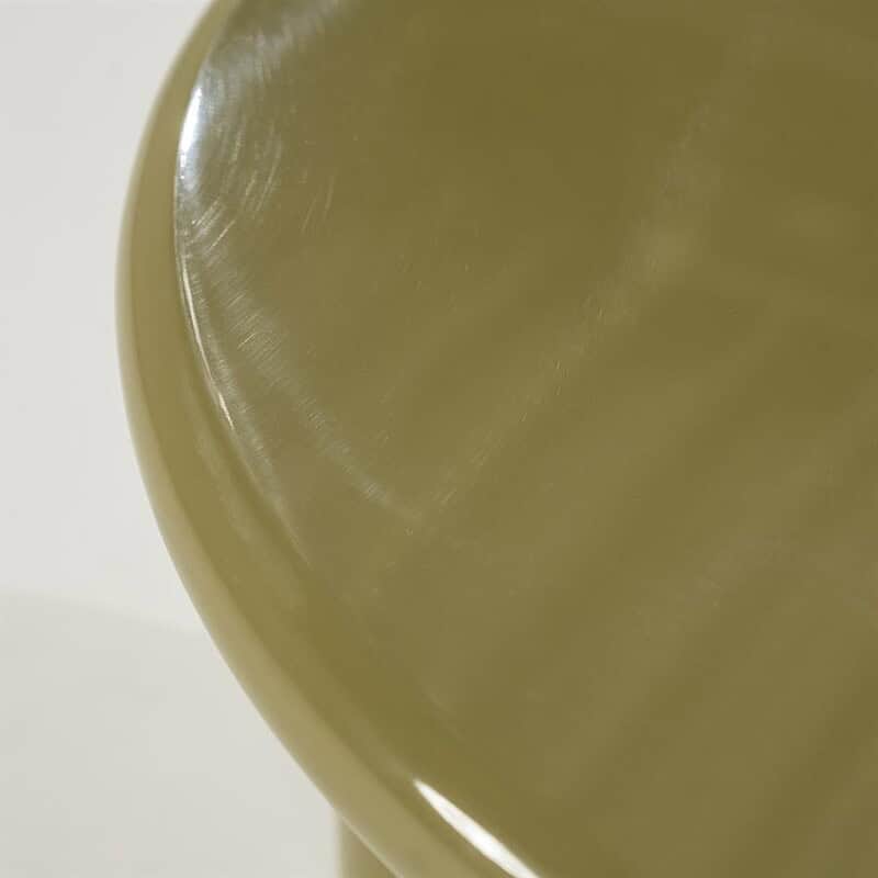 Eine Nahaufnahme eines grünen Möbelstücks von Mokana Meubelen mit glänzender Oberfläche, die die glatte und edle Verarbeitung unterstreicht.