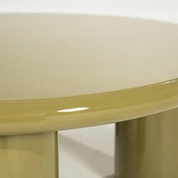 Detailfoto eines gelb lackierten Beistelltischs aus Holz von Mokana Meubelen, mit glatter Oberfläche und stabilen Beinen – perfekt für moderne Einrichtungen.