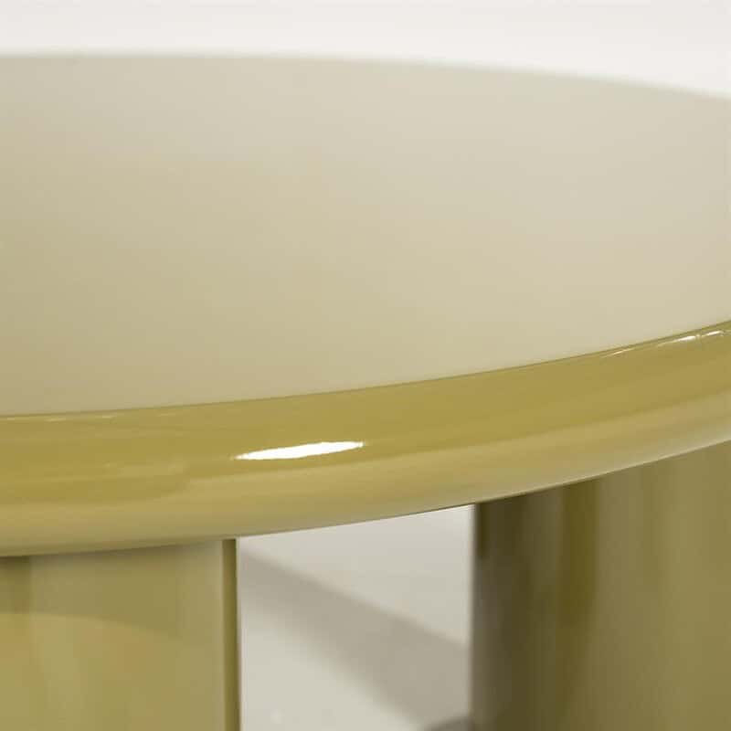 Detailfoto eines gelb lackierten Beistelltischs aus Holz von Mokana Meubelen, mit glatter Oberfläche und stabilen Beinen – perfekt für moderne Einrichtungen.