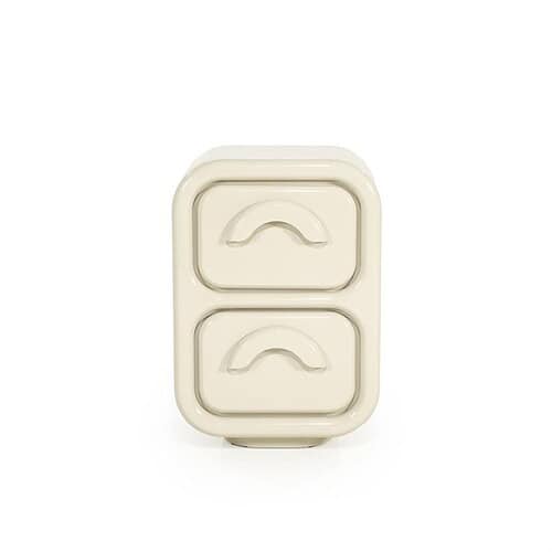 Moderne huisdierenvoederbak met twee vakken, gemaakt van duurzaam kunststof, ideaal voor het serveren van voedsel en water voor huisdieren.