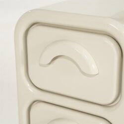 Achterkant en constructiedetail van beige high gloss Cabinet Gubby small