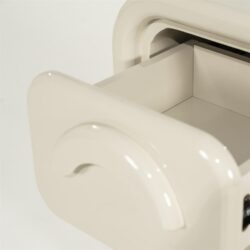 Beige Cabinet Gubby small in modern interieur met high gloss MDF afwerking