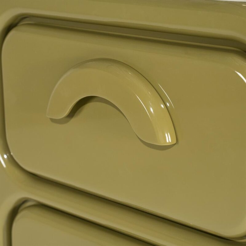 Groene Gubby large kast in modern interieur met stijlvolle decoratie