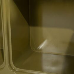 Achterkant en onderkant detail van groene MDF dresser Gubby