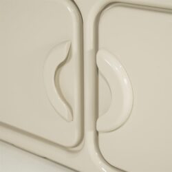 Achterkant beige TV meubel Gubby met kabeldoorvoer en MDF afwerking