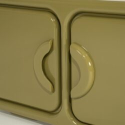 Groene tv-kast Gubby hoogglans geplaatst in modern woonkamer interieur