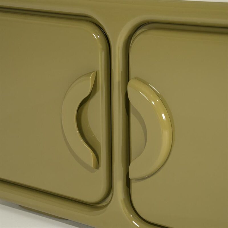 Groene tv-kast Gubby hoogglans geplaatst in modern woonkamer interieur