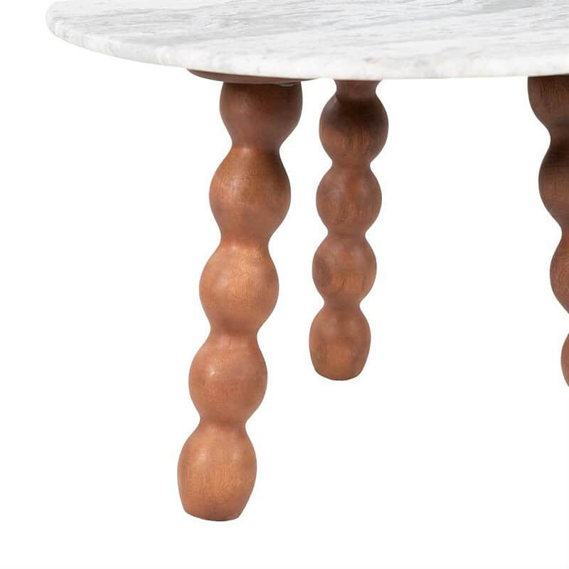 Detailansicht von gedrechselten Esstischbeinen aus Naturholz, passend für moderne und rustikale Einrichtungen.