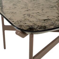 Zijaanzicht bruine salontafel Liri met metalen onderstel en glasplaat