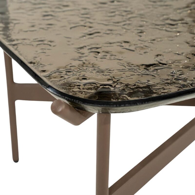 Zijaanzicht bruine salontafel Liri met metalen onderstel en glasplaat