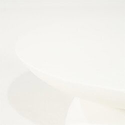 Schlichter weißer Tisch von Mokana Möbel, perfekt für moderne Einrichtungen und Esszimmer. Hochwertige Verarbeitung und minimalistisches Design für einen stilvollen Look.