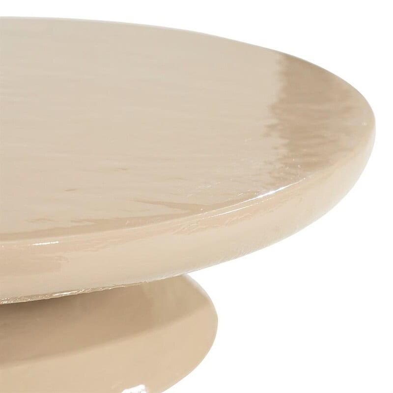 Runder Beistelltisch in cremefarbener Ausführung, perfekt für moderne Einrichtungen, aus strapazierfähigem Material, kompakte Maße, elegantes Design.