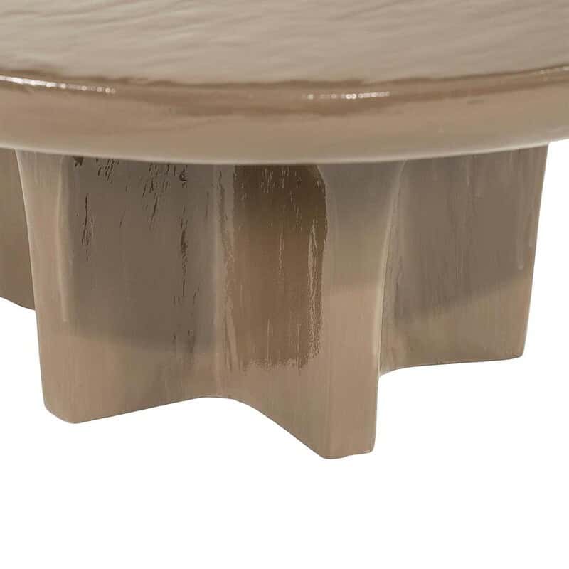 Detail eines Möbelstücks von Mokana mit glänzender, beiger Oberfläche und einem stabilen Untergestell – perfekt für moderne Einrichtungen.