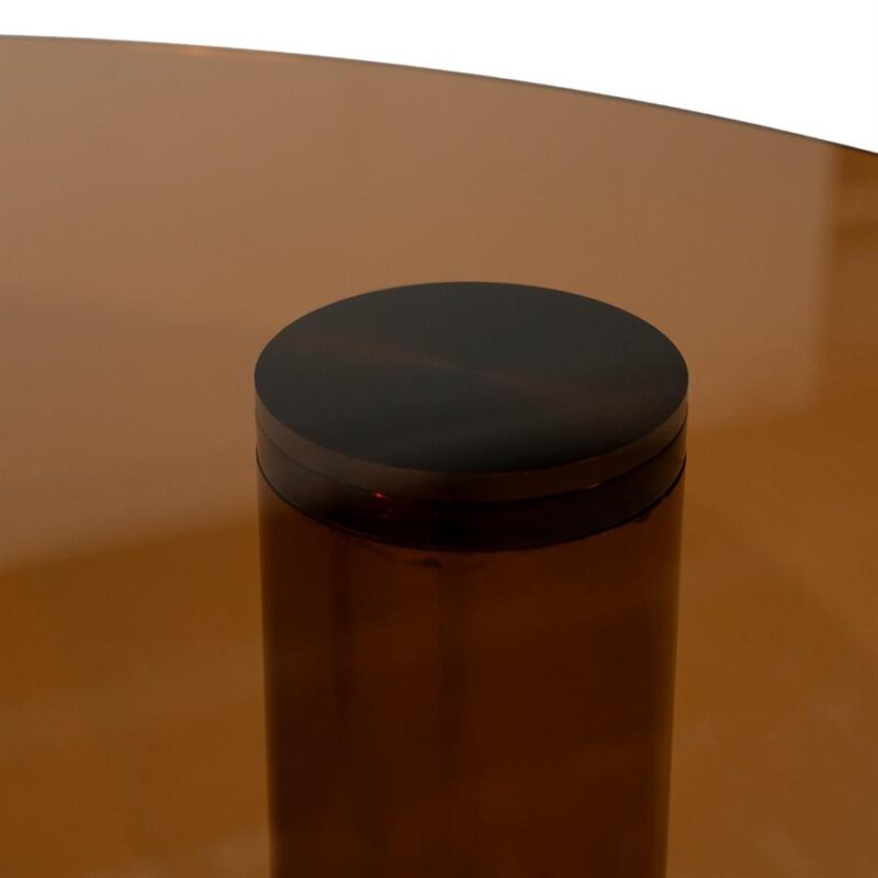 Zijaanzicht van de bruine Aero salontafel met glazen en resin onderstel