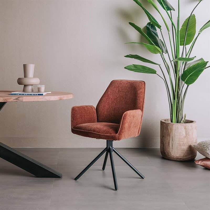 Amaro draaibare armstoel in Nature 500 Pearl koper met comfortabele bekleding en modern design. Perfect voor een stijlvolle en functionele zithoek in uw interieur.