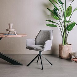 Moderne Amaro armstoel met draaibare basis in stof Nature 452 blauwgrijs, perfect voor een stijlvolle en comfortabele zithoek.