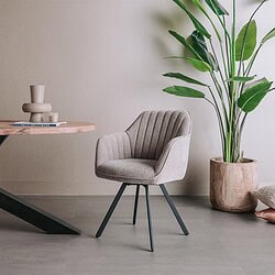 Alternatieve stoel met draaibare functie in beige grijs stof, perfect voor moderne woonruimtes.