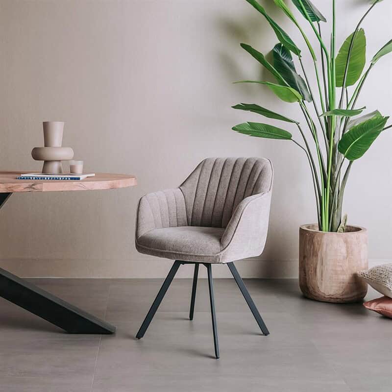Alternatieve stoel met draaibare functie in beige grijs stof, perfect voor moderne woonruimtes.
