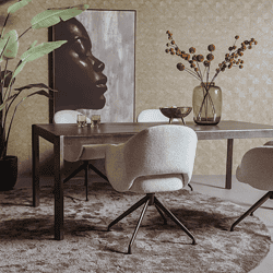 Moderne houten eettafel met comfortabele stoelen en stijlvolle decoraties in een eigentijdse woonkamer. Perfect voor gezellige diners en stijlvolle interieuraccenten.