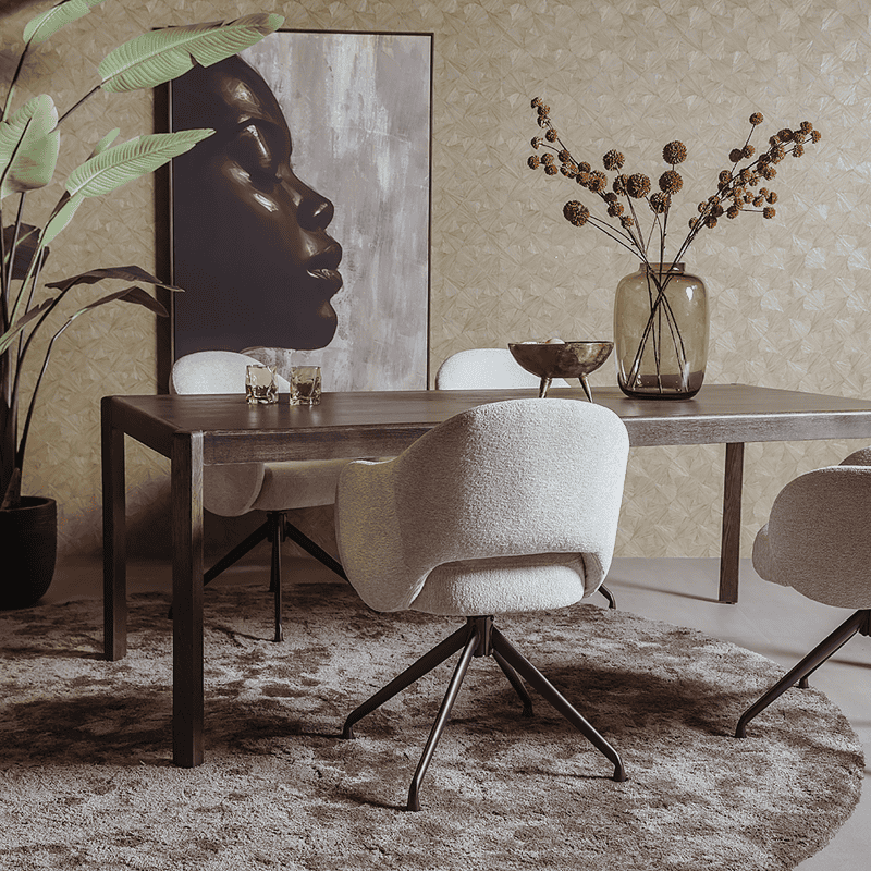 Moderne houten eettafel met comfortabele stoelen en stijlvolle decoraties in een eigentijdse woonkamer. Perfect voor gezellige diners en stijlvolle interieuraccenten.