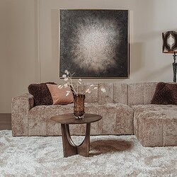 Ein stilvolles Wohnzimmersofa mit beigem Bezug, kombiniert mit Kissen und einem Beistelltisch, in einem modernen Interieur mit großen Fenstern und viel natürlichem Licht.
