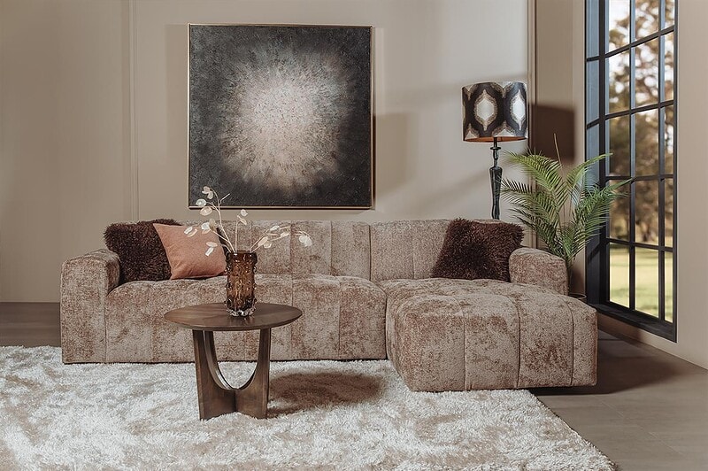 Ein stilvolles Wohnzimmersofa mit beigem Bezug, kombiniert mit Kissen und einem Beistelltisch, in einem modernen Interieur mit großen Fenstern und viel natürlichem Licht.