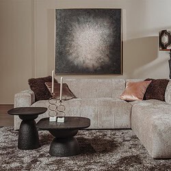 Luxuriöses beiges Ecksofa in einem stilvollen Wohnzimmer mit Zierkissen, einem abstrakten Kunstwerk und einer Stehlampe – perfekt für eine moderne Einrichtung.