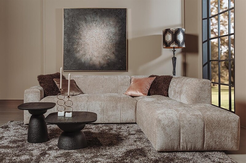 Luxuriöses beiges Ecksofa in einem stilvollen Wohnzimmer mit Zierkissen, einem abstrakten Kunstwerk und einer Stehlampe – perfekt für eine moderne Einrichtung.