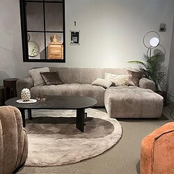 Luxe moderne loungebank in een gezellige woonkamer met zachte kussens en een ronde salontafel, perfect voor ontspanning en gezelschap.