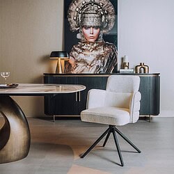 Moderne witte bureaustoel met zwarte poten en comfortabele armleuningen, geplaatst in een stijlvolle interieurruimte met een kunstwerk en decoratieve accessoires.