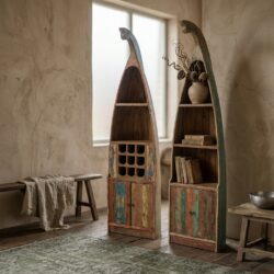 Unieke bootkast gemaakt van oude, gerecyclede bootonderdelen, handgemaakt en perfect voor een rustieke interieurstijl. Een opvallend meubelstuk met karakter en geschiedenis.