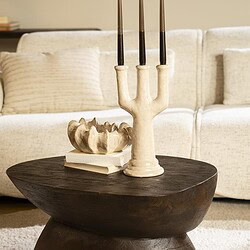 Moderner Couchtisch aus Holz mit einzigartiger Form und dekorativem Kerzenhalter im Wohnzimmer – perfekt für eine stilvolle Inneneinrichtung und eine gemütliche Atmosphäre.