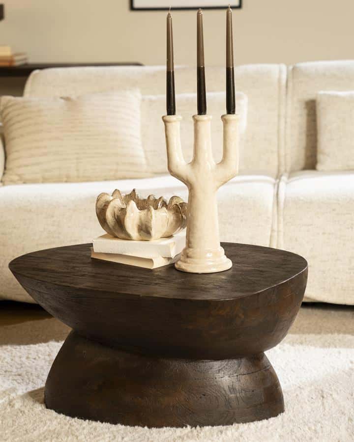 Moderner Couchtisch aus Holz mit einzigartiger Form und dekorativem Kerzenhalter im Wohnzimmer – perfekt für eine stilvolle Inneneinrichtung und eine gemütliche Atmosphäre.