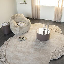 Luxuriöser beiger Teppich in einem modernen Wohnzimmer mit runder Form, weicher Struktur und stilvoller Verzierung – perfekt für eine gemütliche und elegante Atmosphäre.