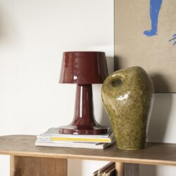 Alvo lamp burgundy rood zijaanzicht met geglazuurd ijzeren afwerking