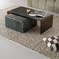 Gemütliches Wohnzimmer mit modernen Mokana-Möbeln, darunter ein bequemes Sofa, ein stilvoller Couchtisch und dekorative Kissen – perfekt für einen zeitgemäßen Einrichtungsstil.