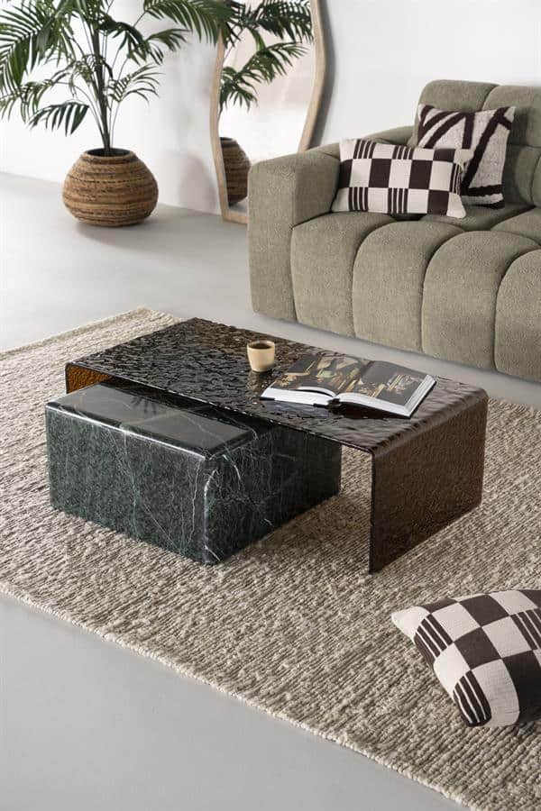 Gemütliches Wohnzimmer mit modernen Mokana-Möbeln, darunter ein bequemes Sofa, ein stilvoller Couchtisch und dekorative Kissen – perfekt für einen zeitgemäßen Einrichtungsstil.