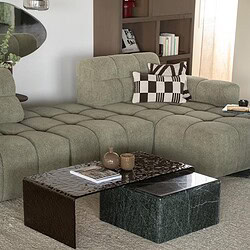 Ein modernes Wohnzimmer mit einem großen, bequemen grünen Sofa und stilvollen Couchtischen von Mokana Meubelen – perfekt für eine gemütliche und zeitgemäße Einrichtung.