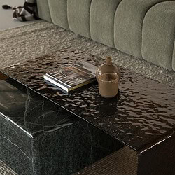 Moderner Mokana-Couchtisch mit schwarzer Marmoroberfläche und dekorativen Accessoires – perfekt für ein stilvolles Wohnzimmer.