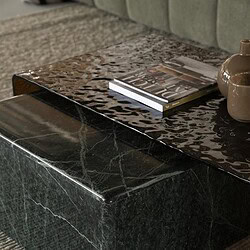 Luxuriöser Couchtisch aus schwarzem Marmor mit einer glänzenden, strukturierten Metallplatte – perfekt für ein stilvolles Wohnzimmer.