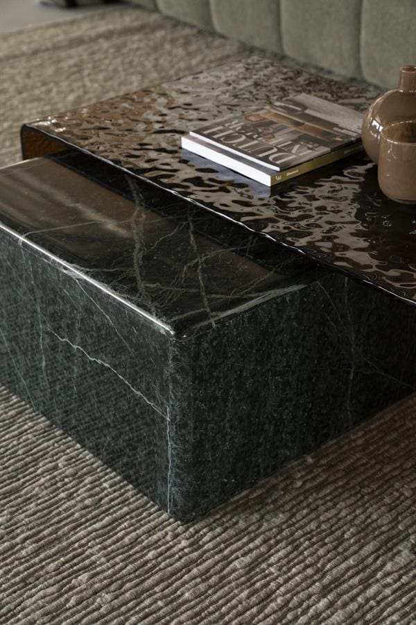 Luxuriöser Couchtisch aus schwarzem Marmor mit einer glänzenden, strukturierten Metallplatte – perfekt für ein stilvolles Wohnzimmer.
