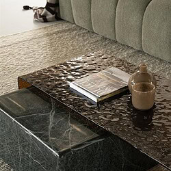 Moderner Couchtisch aus Marmor mit einzigartiger Struktur, perfekt für ein stilvolles Wohnzimmer. Hergestellt von Mokana Meubelen, vereint er Luxus und Funktionalität in einem eleganten Design.