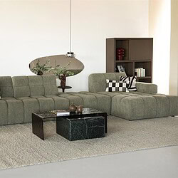 Sofa von Mokana Meubelen in einem modernen Interieur mit bequemer grüner Polsterung und stilvollen schwarz-weißen Kissen.