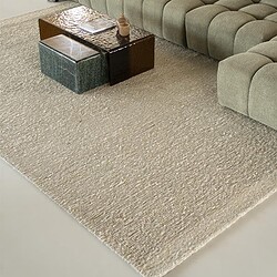 Ein modernes, grünes Ecksofa in einem hellen Wohnzimmer mit dekorativen Kissen und einem Beistelltisch – perfekt für eine stilvolle und gemütliche Sitzecke.