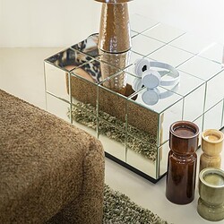 Goldene Tischlampe auf einem Spiegelschrank mit dekorativen Vasen und Kopfhörern – stilvolle Inneneinrichtung.