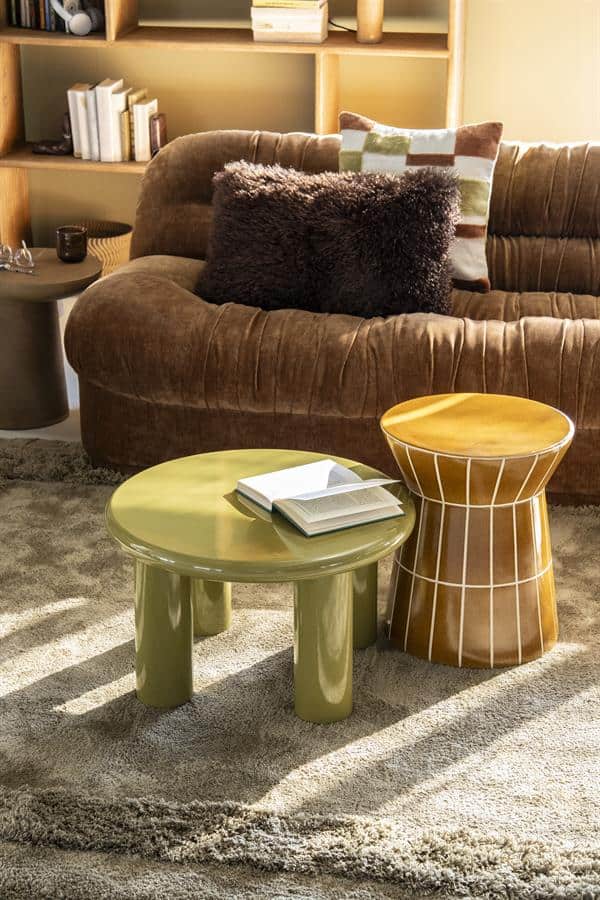 Gemütliches Wohnzimmer mit einem großen, weichen Sofa, Beistelltischen und einem Bücherregal – perfekt zum Entspannen und für einen stilvollen Einrichtungsstil.