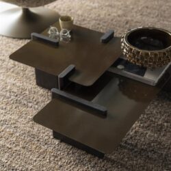 Bruine salontafel Voro van mangohout en ijzer in woonkamer interieur