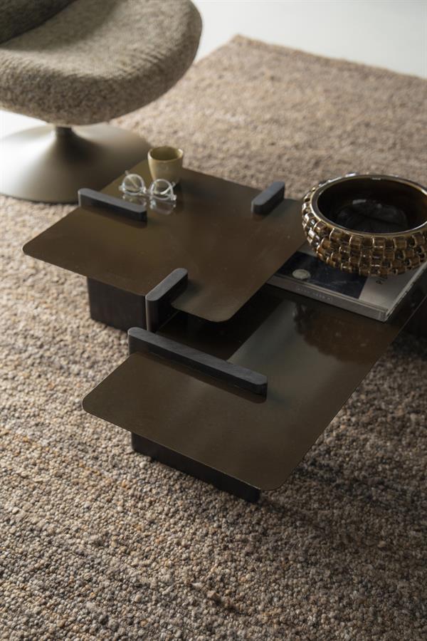 Bruine salontafel Voro van mangohout en ijzer in woonkamer interieur